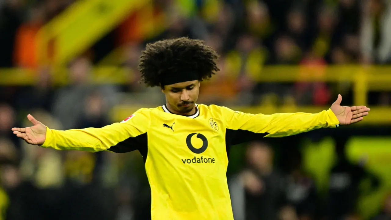 بوروسيا دورتموند يحسم مصير نجمه الشاب بعد عرض برشلونة المثير للجدل